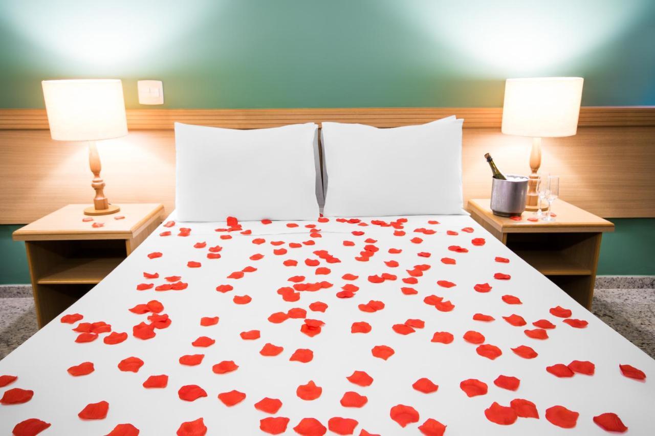 Golden Park All Inclusive Poços de Caldas Exterior foto Rose petals on a bed