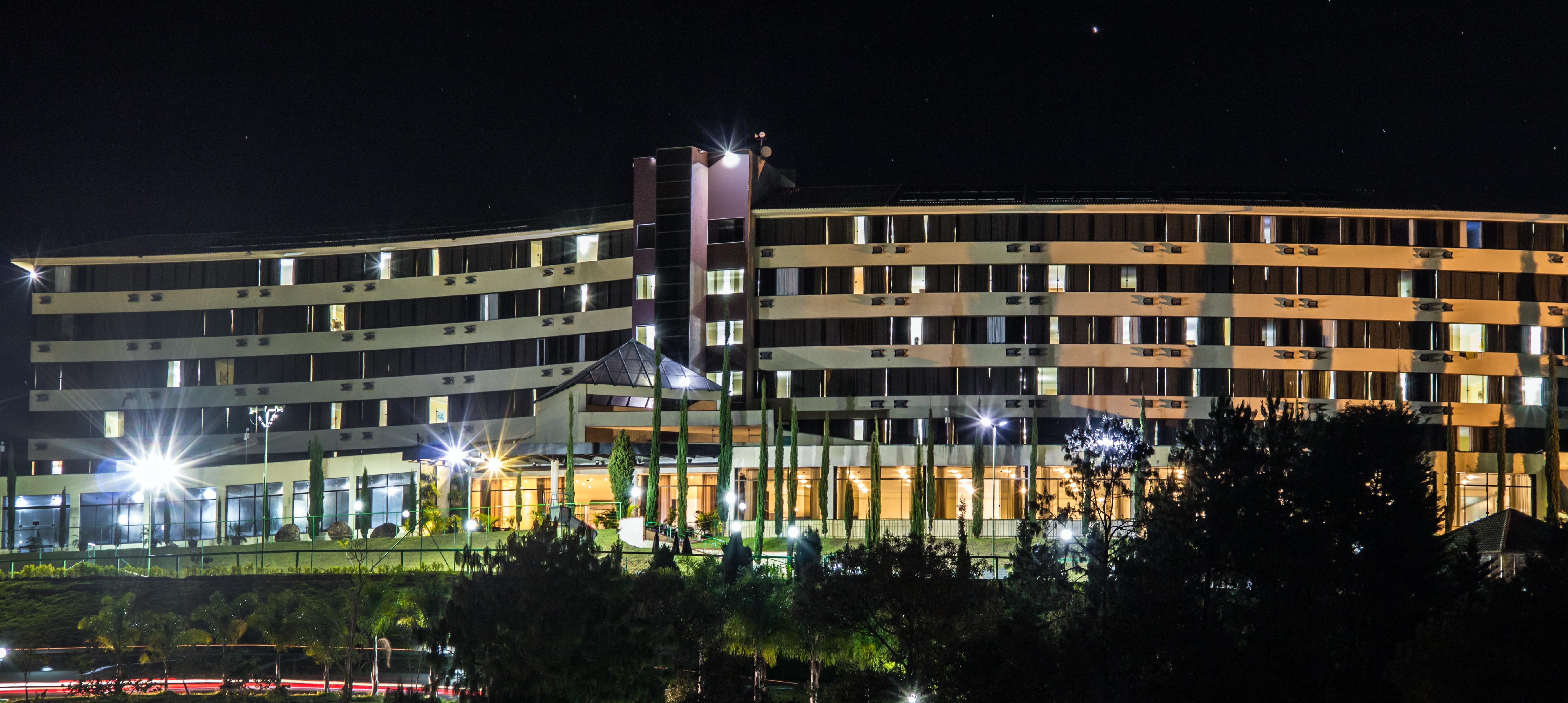 Golden Park All Inclusive Poços de Caldas Exterior foto The hotel at night
