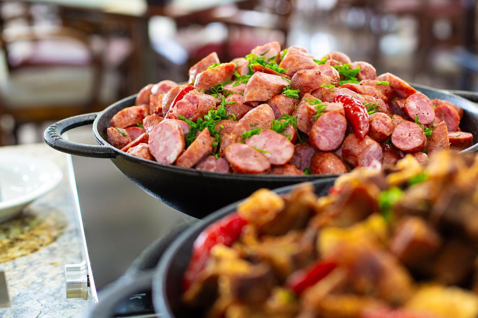 Golden Park All Inclusive Poços de Caldas Exterior foto Kielbasa prepared in a skillet